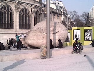 Les halles au pied de Saint- Eustache.