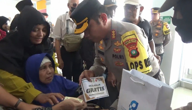 Polresta Tanjungpinang Bagikan 300 Tiket Gratis kepada Penumpang di Pelabuhan Sri Bintan Pura