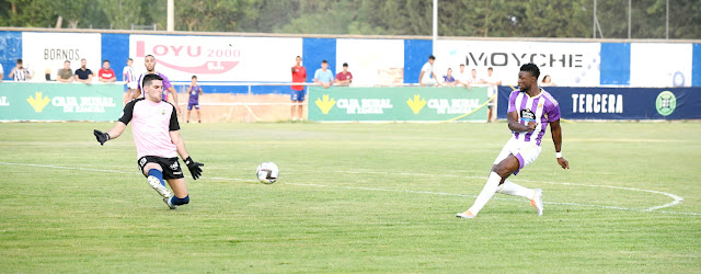 Sekou Gasama bate a Farolo marcando el primer gol del Valladolid. ATLÉTICO TORDESILLAS 0 REAL VALLADOLID C. F. 2 Sábado 16/07/2022. Partido amistoso. Tordesillas (Valladolid), campo de Las Salinas: 1000 espectadores.