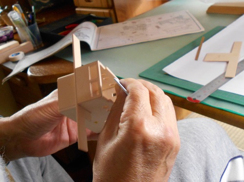 42、帆船模型日本丸を作る・・メインブリッジ・組み立て・パーツの組立てをしています。