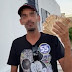 Homem joga dinheiro para apoiadores em comemoração de campanha política em Canudos