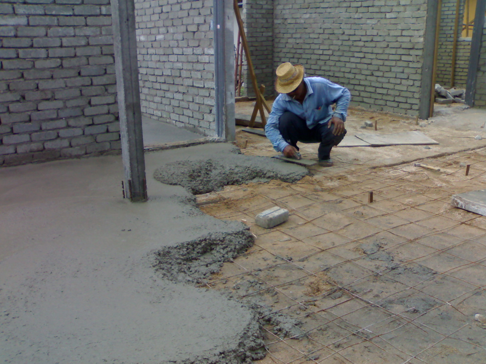 Kerja konkrit lantai Bina rumah sendiri