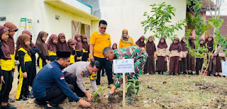 Dukung Program Desa Binaan, Bhabinkamtibmas Dan Babinsa Penanaman Bibit Pohon