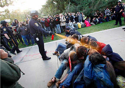 Policia rocia con gas pimienta a manifestantes