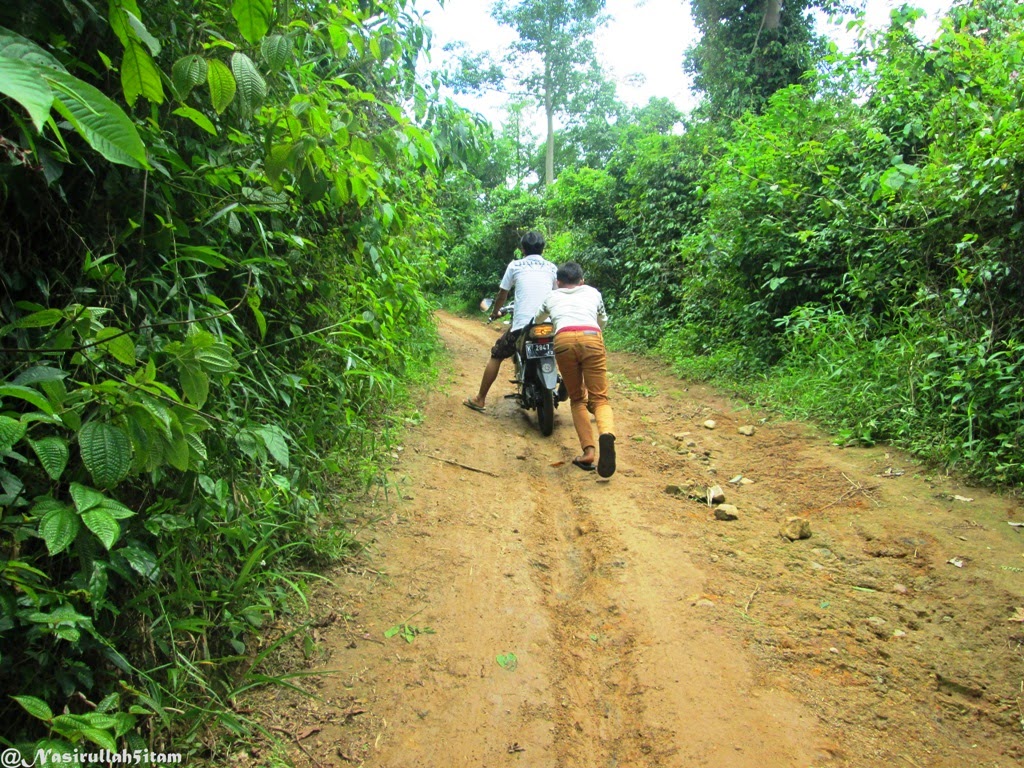 Selain kecil, jalannya juga nggak ada plang petunjuk arah ke lokasi