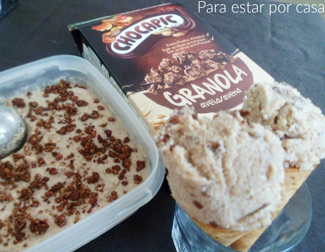 Helado de chocolate blanco y granola