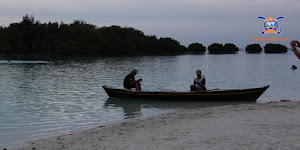 perahu di pantai pulau pari