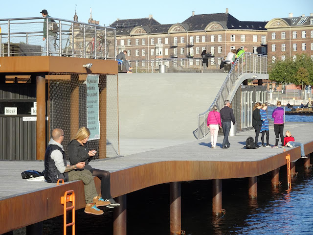 Kalvebod Bølge à Copenhague : un exemple d'espace public modelé.