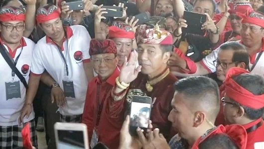 Pakai Baju Adat Bali, Jokowi Hadiri Kongres V PDIP