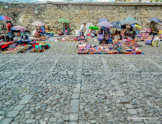 Mercado de artesanato em Antigua, Guatemala