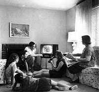 Famille devant la télé dans les années 50 