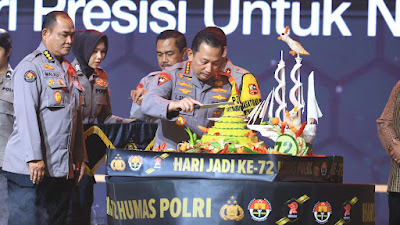 Dua Hadiah Untuk Divisi Humas Polri Dari Kapolri