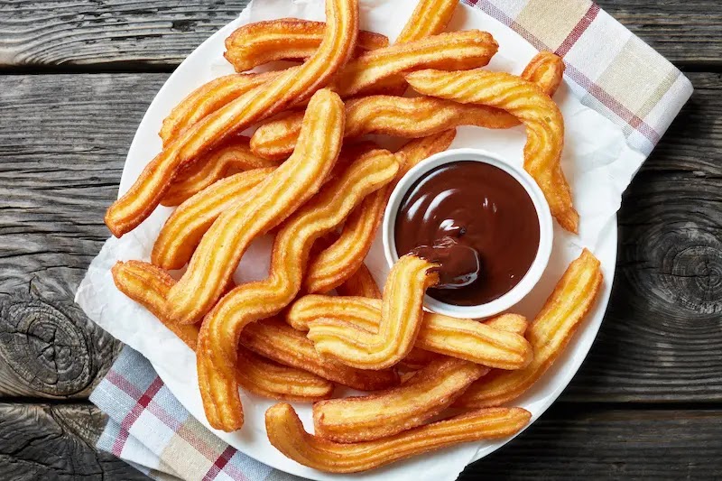 Mercado-de-San-Miguel-Madrid-Churros-con-Chocolate