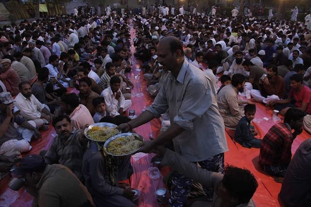 إفطار الصائمين في مدينة لاهور الباكستانية #رمضان 