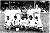 REAL MADRID C. F. - Madrid, España - Temporada 1974-75 - Touriño, Camacho, Benito, Miguel Ángel, Uria, Del Bosque; Amancio, Grosso, Velazquez, Santillana y Aguilar. C. D. ORENSE 0 REAL MADRID C. F. 0. 01/06/1975. Copa del Generalísimo, octavos de final, partido de ida. Orense, estadio de José Antonio (O Couto).