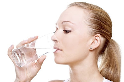 Lười uống nước khiến khối lượng máu trong cơ thể giảm