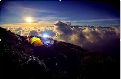 Indonesia dengan segala keindahan alamnya tentu tak akan pernah habis untuk dijelajahi Mau Tau? 5 Gunung Dengan Jalur Pendakian Terindah Di Indonesia