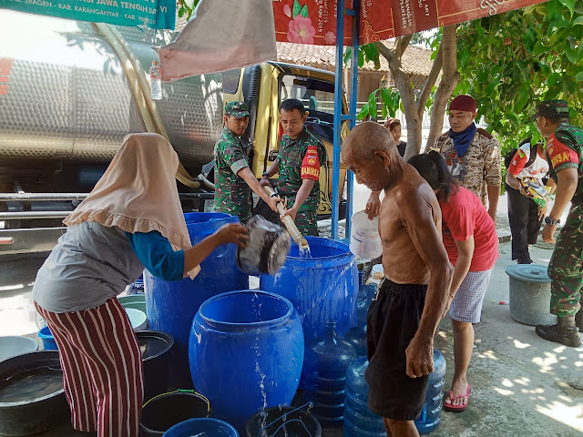 KodimKaranganyar – Babinsa Bantu Atasi Kekeringan Untuk Desaku