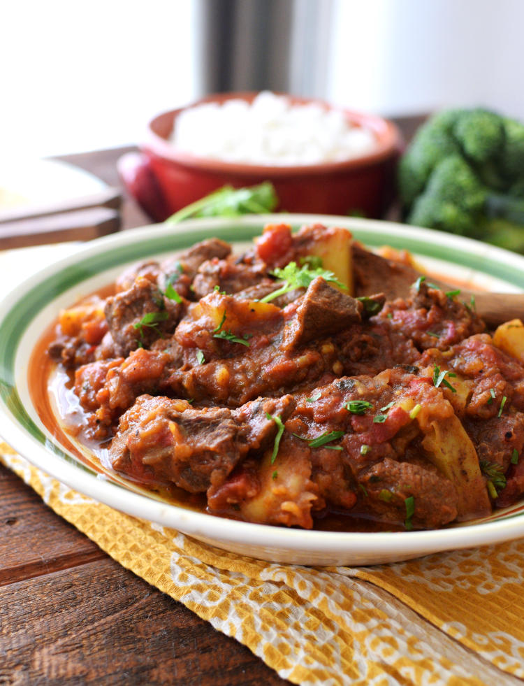 Carne de res en salsa de tomate con especias garam masala