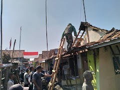 Atasi kesulitan warga, Koramil Buaran Bantu Bersihkan Puing-puing Bekas Kebakaran Rumah