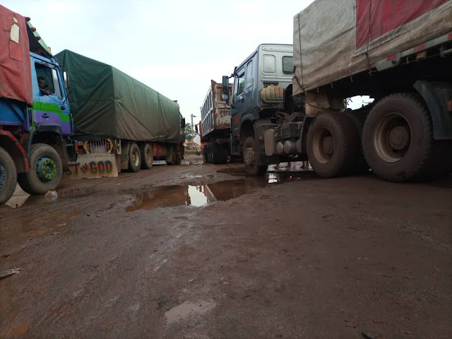 Hundreds Of Motorists, Commuters Stranded As Flood Takes Over Major Roads In Lokoja (Photos)