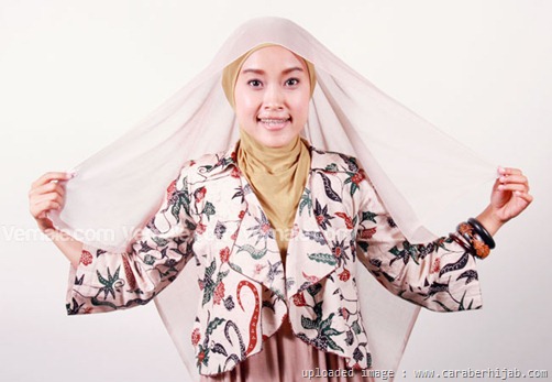 Gaya Memakai Hijab Sifon Motif Bunga (1)