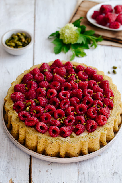 Tarte moelleuse à la pistache et framboises