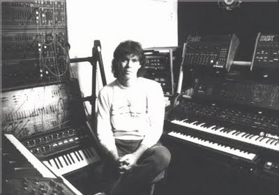 Steve Roach en su estudio Timeroom de Culver City en 1986 rodeado de parte del equipo utilizado en la grabación de Empetus