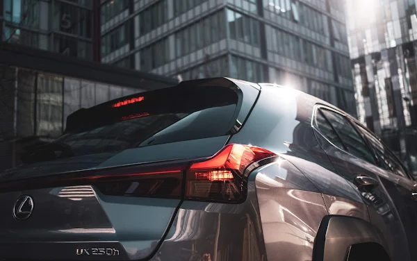 Lexus UX 250h 2023 chega ao Brasil