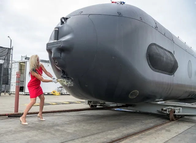 El Boeing Orca, el mayor dron submarino del inventario de la Armada estadounidense, fue bautizado en abril en Huntington Beach (California)