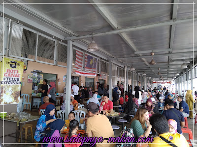 Gerai jual makanan sarapan di sepanjang bahagian hadapan Pasar Payang