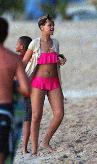 Foto-Bokep-Artis-Rihanna-Pink-Bikini