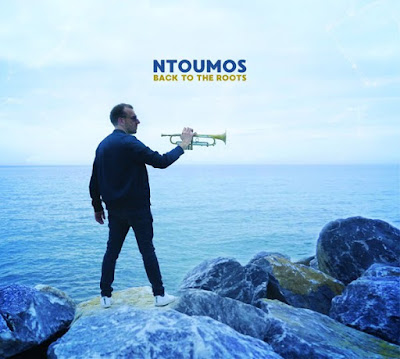 Avec Back To The Roots, Dominic Ntoumos nous envoûte par son style néo jazz fusion des musiques traditionnelles et modernes