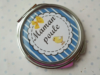 http://www.alittlemarket.com/autres-accessoires/fr_miroir_de_poche_cabochon_resine_maman_poule_bleu_blanc_jaune_poussin_fete_des_meres_-14603029.html