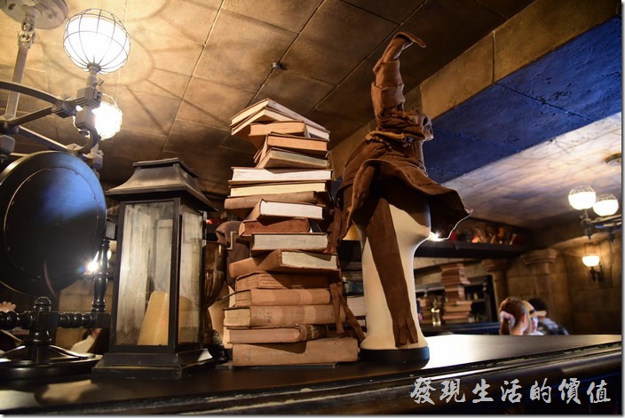 日本大阪-環球影城。體驗完哈利波特的探險後，商店街上有各式哈利波特的道具與玩意可以購買，這裡還有分類帽耶！