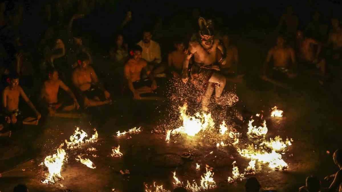 Dua sesi pertunjukan tari kecak di Uluwatu