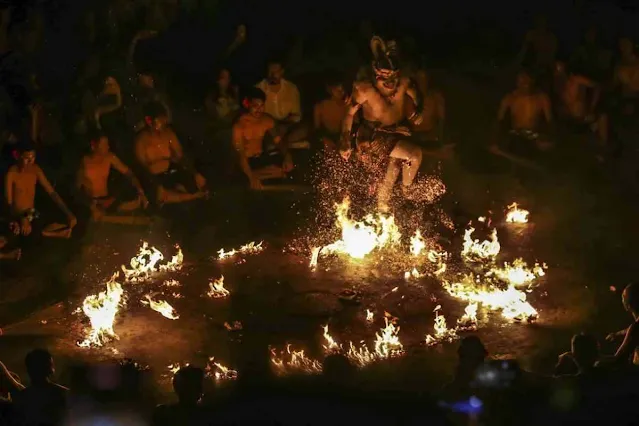 Dua sesi pertunjukan tari kecak di Uluwatu. © Andri Saputra/Antara