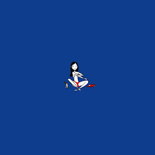 femme maillot de bain rouge, pin up, body positive, femme à la plage, lunette de soleil, 