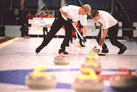 Curling, lanzamiento de la roca y acompañamiento de los limpiadores