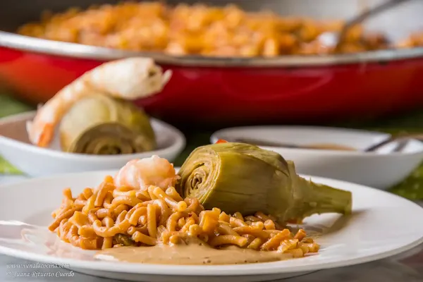 Fideuá de langostinos y alcachofas con alioli de ajo negro