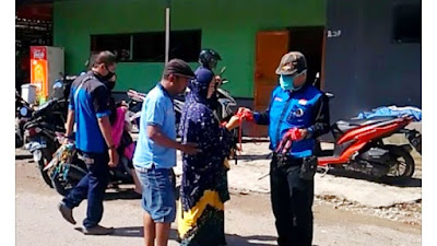 PWI Pinrang Bagikan Masker Kepada Warga Terdampak Covid-19