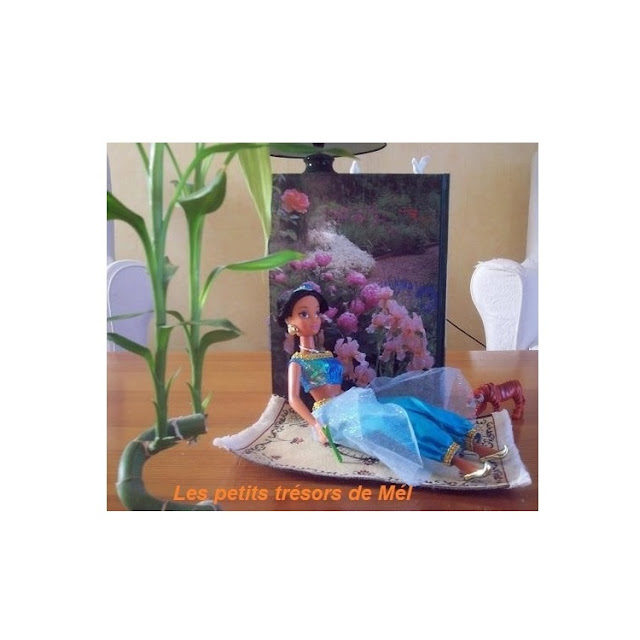 Poupée Barbie Disney Aladdin : Princesse Jasmine de 2009 mise en scène avec tapis et tigre.