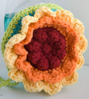 http://translate.google.es/translate?hl=es&sl=en&tl=es&u=http%3A%2F%2Fwww.mooglyblog.com%2Frainbow-flower-scrubby-dishcloth-free-crochet-pattern%2F%3F_iwcspid%3D136373