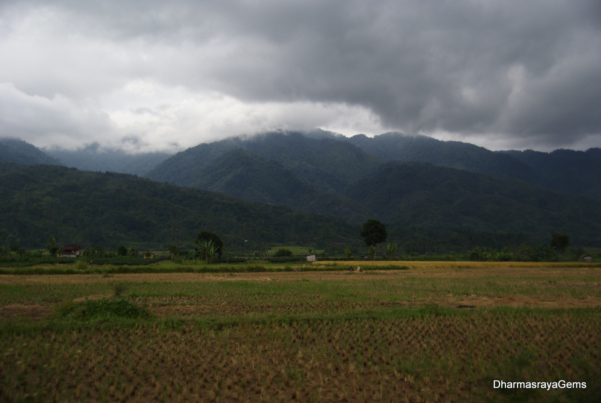 Download this Behinh That Mountains Gunung Tujuh Lake picture