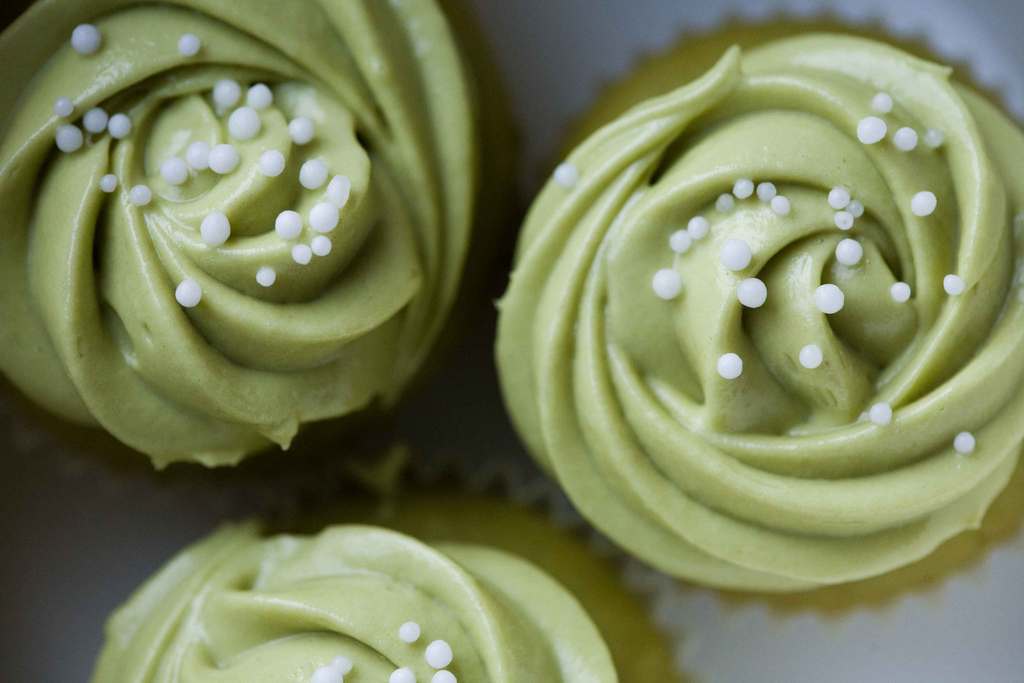 Green roses in the form of cupcake decorating for a spring bridal shower 