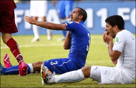 El mordisco de Luis Suárez a Giorgio Chiellini de Italia
