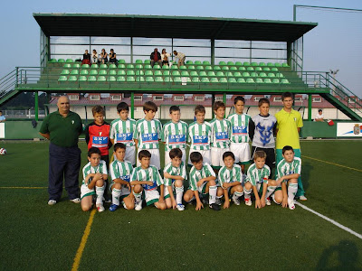 Atlc. Perines Alevín A, 2007-2008-Santiago (Delegado) - Miguel - Saúl de los Ríos - Angel - Manu - Gonzalo - Toño - Fran - Ramón - Alberto (Entrenador). Abajo: Pepe - Denis - Saúl Gómez - Pablo - Nacho - Alex - Marcos - Jose. 