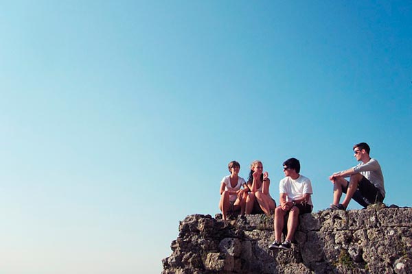 Cuatro amigos en lo alto de un mirador.