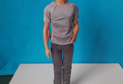 Boneco Ken  de camiseta e calças cinza R$40