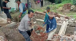 Semangat Gotong Royong Polsek Batujaya Bersama Warga Buat Jembatan